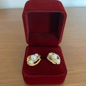 Gorgeous 80s vintage gold toned faux pearl pierced earrings 💫